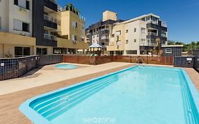 Apto em cond. com piscina a 700m da praia CMC101